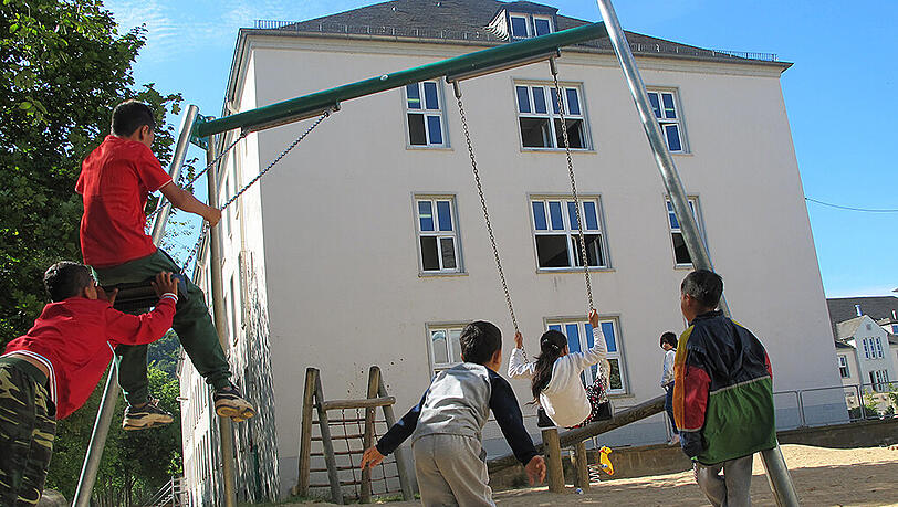 Flüchtlingskinder spielen auf dem Gelände der zentralen rheinland-pfälzischen Aufnahmeeinrichtung für Asylbegehrende in Trier auf einem Spielplatz. Flüchtlingskinder spielen auf dem Gelände der zentralen rheinland-pfälzischen Aufnahmeeinrichtung für Asylbegehrende in Trier auf einem Spielplatz.