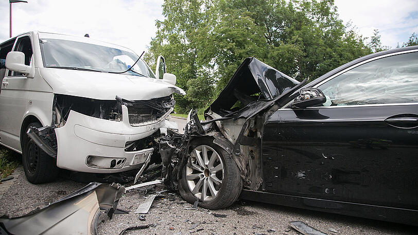 Weshalb der BMW auf die Gegenfahrbahn geriet, ist derzeit noch nicht klar. Die Bilder vom Unfallort in Taching.