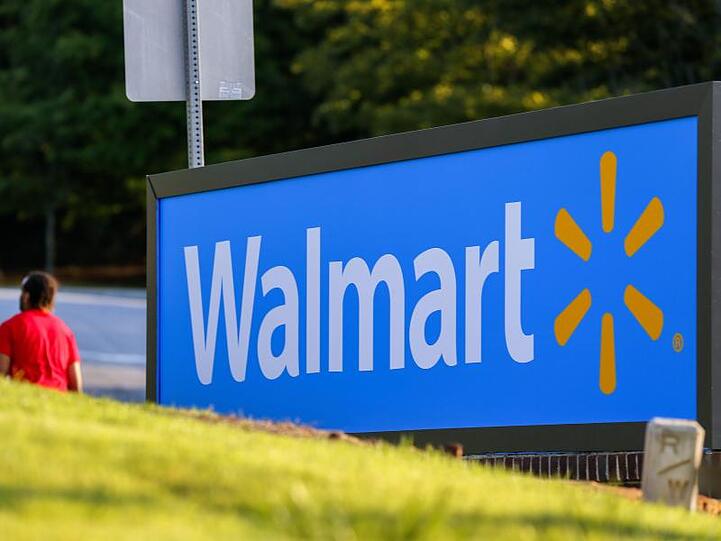 Das Logo von Walmart im Eingangsbereich eines Supermarktes.