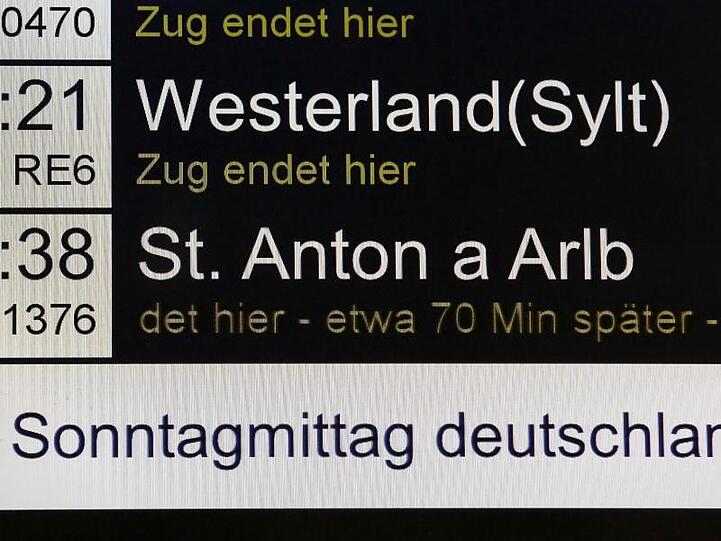 "Zug endet hier" - Anzeigetafel am Bahnhof Altona.
