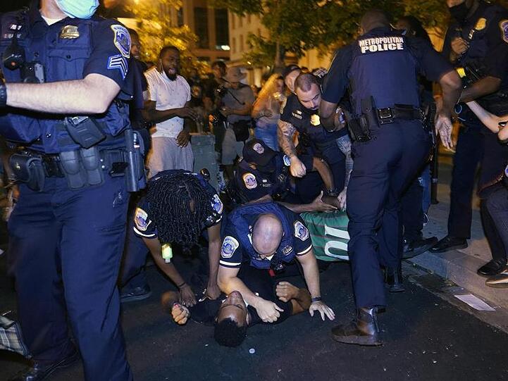 Polizisten drücken einen Demonstranten am Black Lives Matter Plaza in Washington auf die Straße.