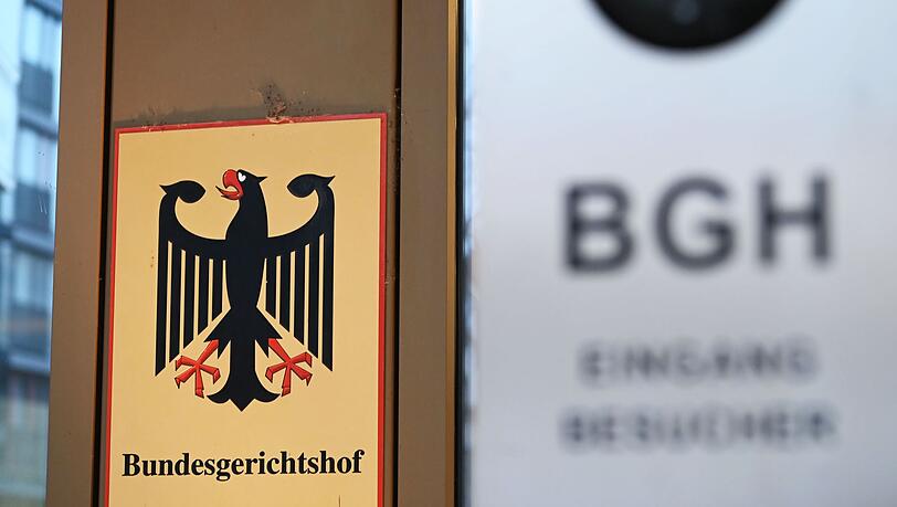 Ein Hinweisschild mit Bundesadler und dem Schriftzug Bundesgerichtshof vor dem BGH.