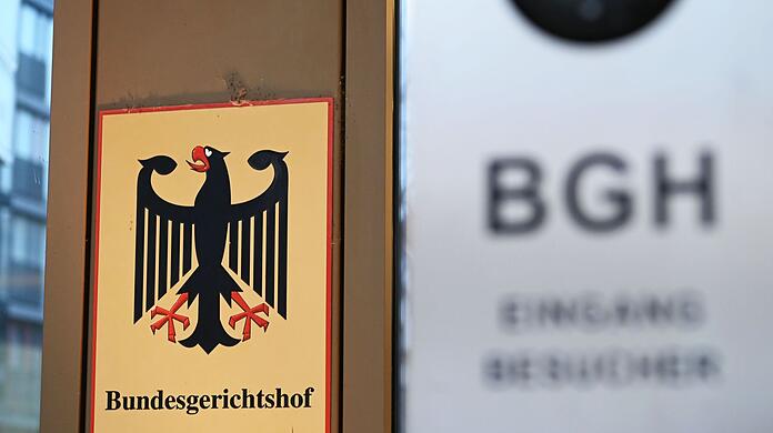 Ein Hinweisschild mit Bundesadler und dem Schriftzug Bundesgerichtshof vor dem BGH.