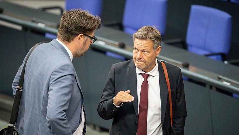 Wirtschaftsminister Robert Habeck zusammen mit seinem Parteikollegen, dem Staatssekretär Michael Kellner im Bundestag.