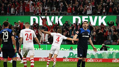 Während die Kölner um Torschütze Timo Hübers (2.v.r.) jubelten, wird es für Hertha BSC immer schwieriger im Kampf um den Klassenerhalt.