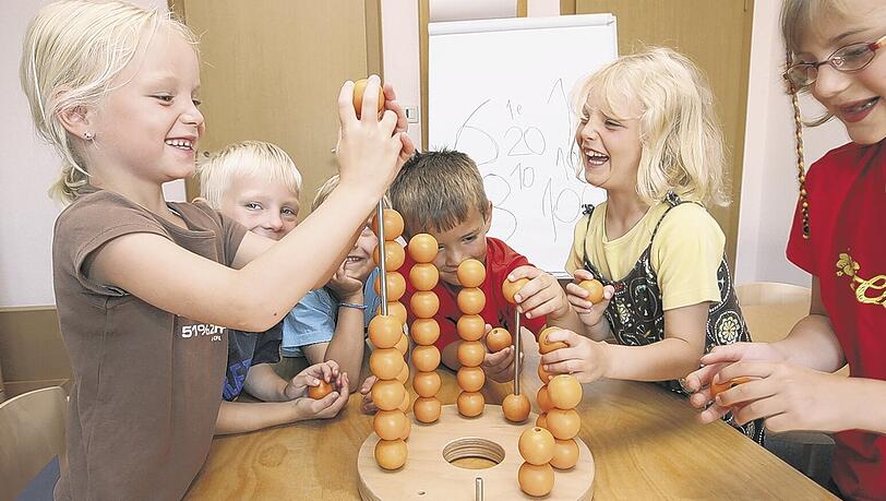 So lustig ist’s im Kindergarten! Vorausgesetzt, die Kleinen kriegen auch einen Platz. Künftig soll das Angebot massiv ausgebaut werden. So lustig ist’s im Kindergarten! Vorausgesetzt, die Kleinen kriegen auch einen Platz. Künftig soll das Angebot massiv ausgebaut werden.