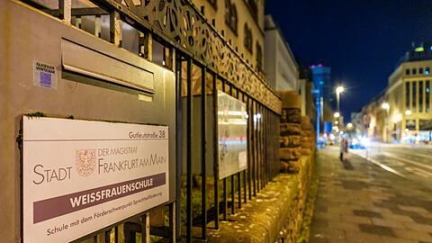 Die Schule befindet sich im Bahnhofsviertel.