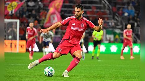 Eduard L&ouml;wen trauert um seine Ehefrau.