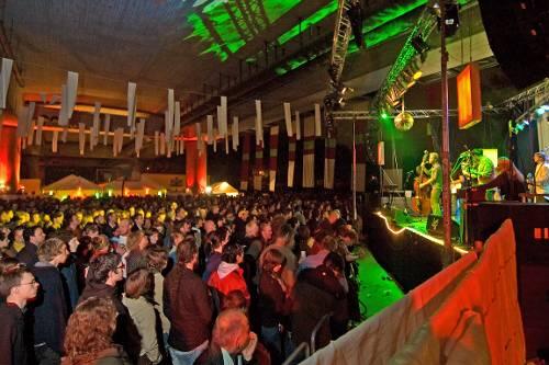 Partyzone unter der städtischen Verkehrsader: Zum 9. Mal locken beim Nürnberger &bdquo;Brückenfestival&ldquo; Blech, Reggae und Post-Rock in den Untergrund beim Westbad.