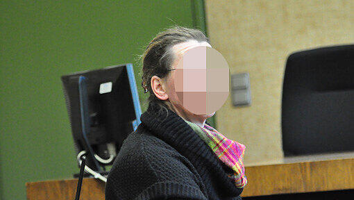 Diese Frau steht wegen Brandstiftung vor Gericht: Die gelernte Masseurin gestand zum Prozessauftakt, während einer Ehekrise ihr Haus auf einer Plantage angezündet zu haben, nachdem sie zuvor die vier Hunde vergiftet hatte. Diese Frau steht wegen Brandstiftung vor Gericht: Die gelernte Masseurin gestand zum Prozessauftakt, während einer Ehekrise ihr Haus auf einer Plantage angezündet zu haben, nachdem sie zuvor die vier Hunde vergiftet hatte.
