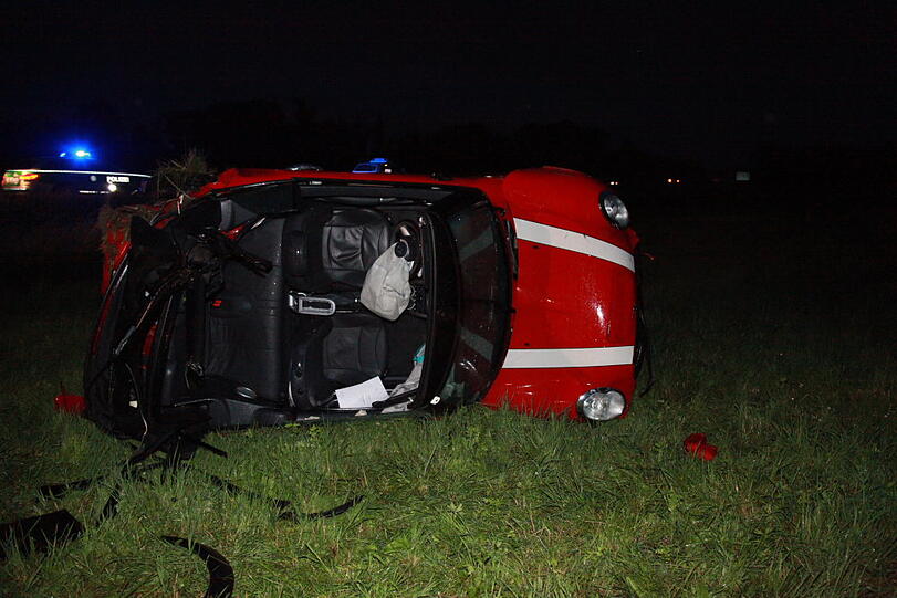Eine Frau ist bei einem Unfall auf der Autobahn 8 bei Bad Aibling im Landkreis Rosenheim ums Leben gekommen. Sie überschlug sich auf regennasser Fahrbahn.