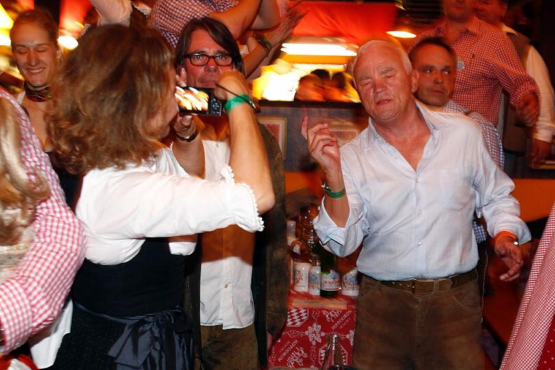 Da schwingen aber zwei das Tanzbein: Werner Baldessarini und Frau Cathrin