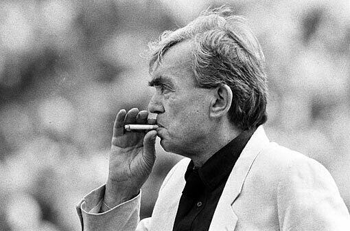 H WIE HAPPEL, Ernst (1925 &ndash; 1992), der &bdquo;Wödmasta&ldquo; (&bdquo;Weltmeister&ldquo;). Als Spieler ein begnadeter Ballkünstler und Schmähbruder, als Trainer ein harter Hund und Perfektionist: 36 Titel, darunter ein Europapokal-Triumph mit dem HSV und die Vize-Weltmeisterschaft mit den Niederlanden.