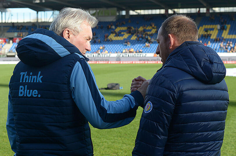 Nach dem Spiel gab's den Handshake und einen Punkt für jeden: Löwen-Trainer Benno Möhlmann und Braunschweig-Coach Torsten Lieberknecht.