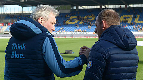 Nach dem Spiel gab's den Handshake und einen Punkt für jeden: Löwen-Trainer Benno Möhlmann und Braunschweig-Coach Torsten Lieberknecht. Nach dem Spiel gab's den Handshake und einen Punkt für jeden: Löwen-Trainer Benno Möhlmann und Braunschweig-Coach Torsten Lieberknecht.