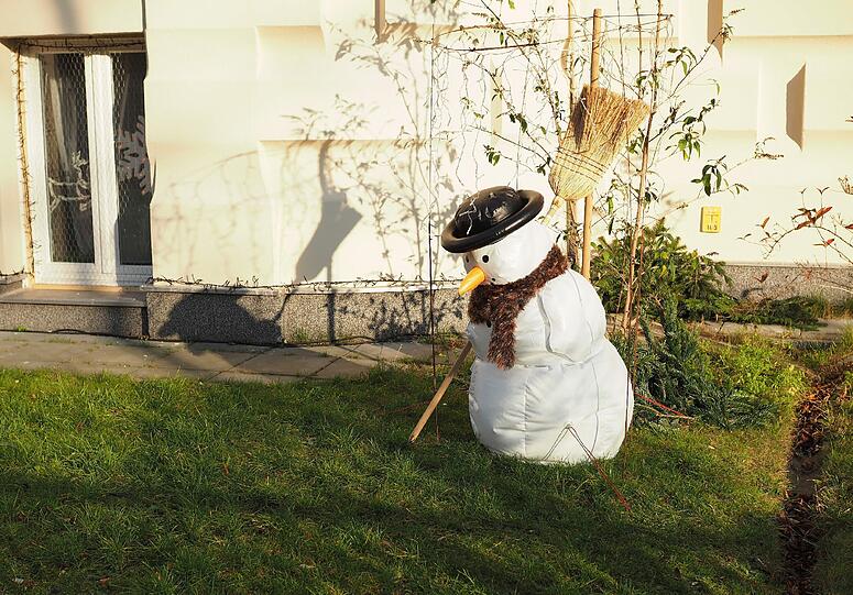 Dieser Schneemann schaut nicht wirklich glücklich aus. Kein Wunder, bei den Temperaturen.