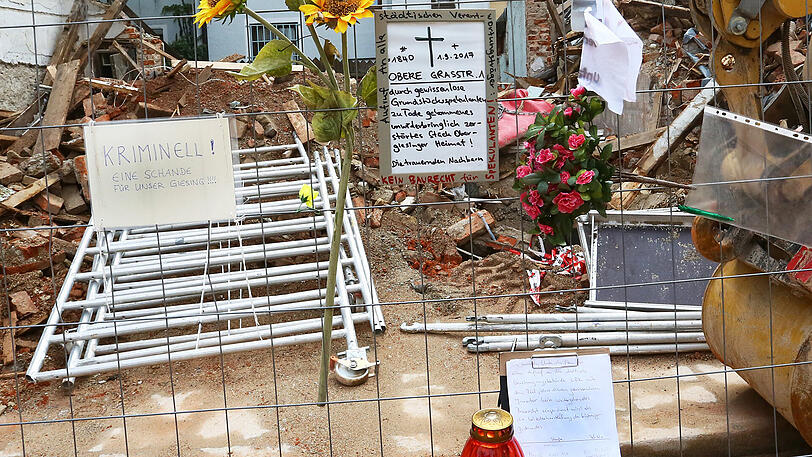 Vor dem Trümmerhaufen haben die Anwohner einen improvisierten Traueraltar aufgebaut.
