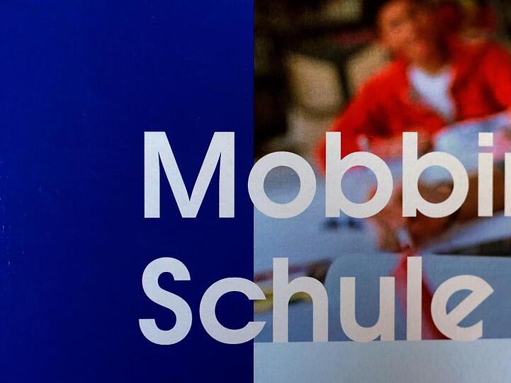Detailaufnahme einer Broschüre des neuen Anti-Mobbing-Programms "Gemeinsam Klasse sein". Foto: Ronny Hartmann/zb/dpa/Archivbild