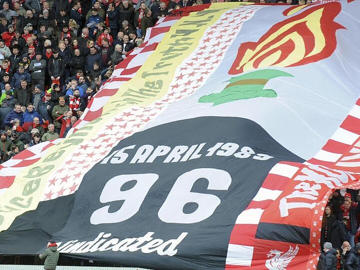 Liverpool-Fans erinnern während des Spiels an den 30. Jahrestag der Hillsborough-Katastrophe.