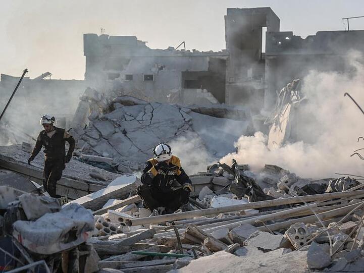Angesichts der schweren Luftangriffe in Nordsyrien und Zehntausender fliehender Menschen warnt die Türkei vor einer "neuen Migrationswelle" in Richtung Europa.
