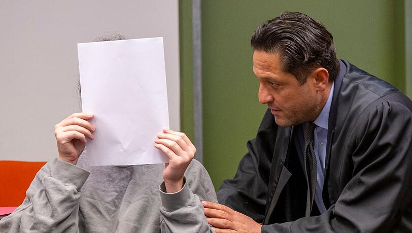Die Staatsanwaltschaft wirft dem Angeklagten Mord und versuchte, schwere Brandstiftung vor.