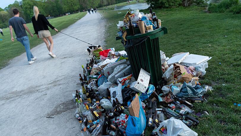 Bayerns Großstädte haben es mit immer mehr Müll zu tun - besonders in öffentlichen Parks. (Archivbild)