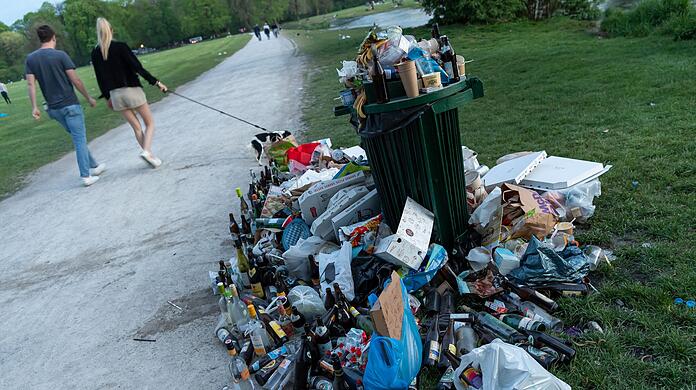 Bayerns Großstädte haben es mit immer mehr Müll zu tun - besonders in öffentlichen Parks. (Archivbild)