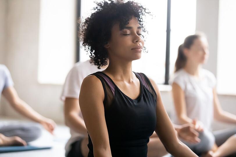 Beim Pilates spielt, genauso wie beim Yoga, die Atmung eine zentrale Rolle. Durch eine sogenannte "dreidimensionale Atmung" sollen eine korrekte Ausführung der Übungen, eine aufrechte Haltung und ein stabiles Becken gefördert werden. Dreidimensional atmen bedeutet, dass gezielt in die seitlichen Rippen geatmet wird. Bei der Einatmung werden die Muskeln angespannt, bei der Ausatmung entspannt. Beim Pilates spielt, genauso wie beim Yoga, die Atmung eine zentrale Rolle. Durch eine sogenannte "dreidimensionale Atmung" sollen eine korrekte Ausführung der Übungen, eine aufrechte Haltung und ein stabiles Becken gefördert werden. Dreidimensional atmen bedeutet, dass gezielt in die seitlichen Rippen geatmet wird. Bei der Einatmung werden die Muskeln angespannt, bei der Ausatmung entspannt.