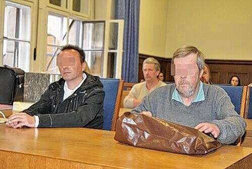 Bestreiten die Tat: Der Koch Horst D. (50, li.) und der Ex-Bühnen-Arbeiter Reinhold B. (59), in dessen Wohnung das Trinkgelage mit tödlichem Ausgang stattfand.
