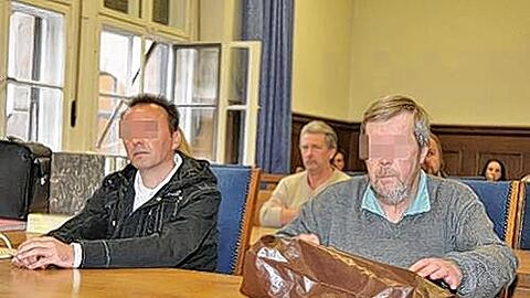 Bestreiten die Tat: Der Koch Horst D. (50, li.) und der Ex-Bühnen-Arbeiter Reinhold B. (59), in dessen Wohnung das Trinkgelage mit tödlichem Ausgang stattfand.