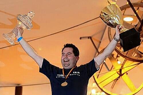 "Der Architekt des Erfolges": Manager Christian Winkler mit dem Meister-Pokal und der DEB-Trophäe.