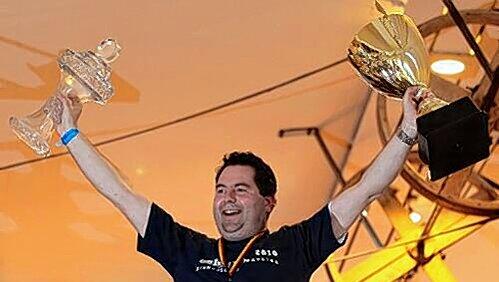 "Der Architekt des Erfolges": Manager Christian Winkler mit dem Meister-Pokal und der DEB-Trophäe. "Der Architekt des Erfolges": Manager Christian Winkler mit dem Meister-Pokal und der DEB-Trophäe.
