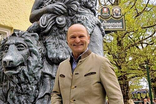 Wiesn Wirt Sepp Krätz in seiner Waldwirtschaft.