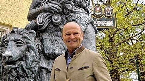 Wiesn Wirt Sepp Krätz in seiner Waldwirtschaft.