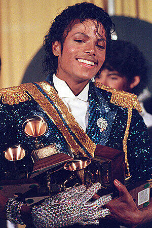 Menschen auf der ganzen Welt waren bewegt vom unerwarteten des King of Pop starb. Todesursache war eine akute Vergiftung durch das Narkotikum Propofol.