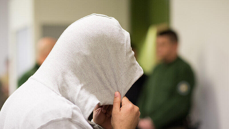 Der Angeklagte Harun P. versteckt beim Auftakt im Prozess im Oberlandesgericht München sein Gesicht unter einer Kapuze. Der Angeklagte Harun P. versteckt beim Auftakt im Prozess im Oberlandesgericht München sein Gesicht unter einer Kapuze.
