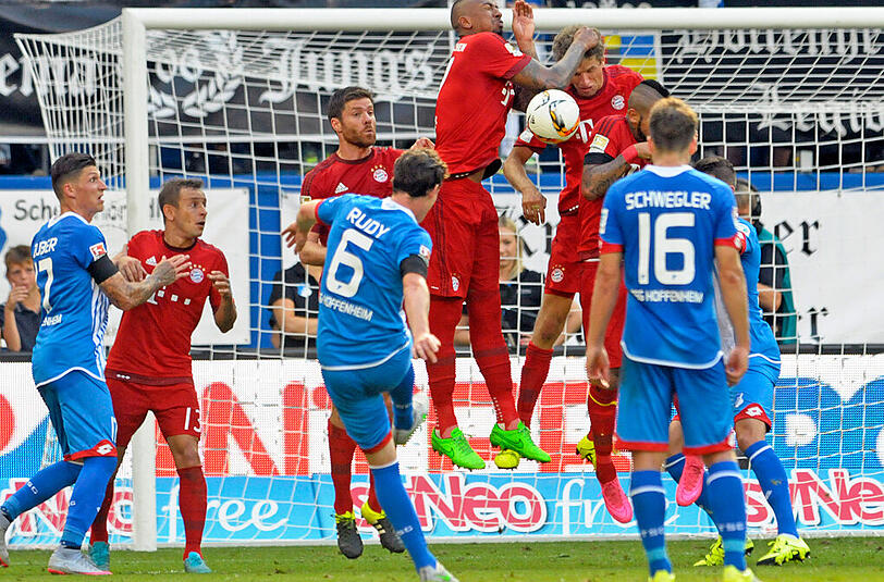 Nach dieser Szene sieht Boateng Gelb &ndash; und muss runter im Spiel des FC Bayern gegen 1899 Hoffenheim.