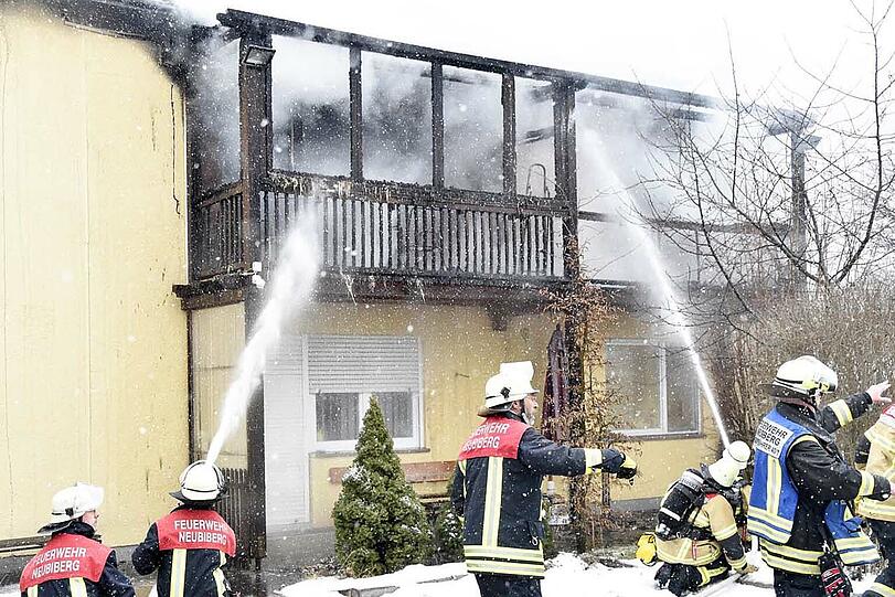 Am Donnerstagmorgen brannte es in einem Nebengebäude des Neubiberger Rathauses. Die Bilder.