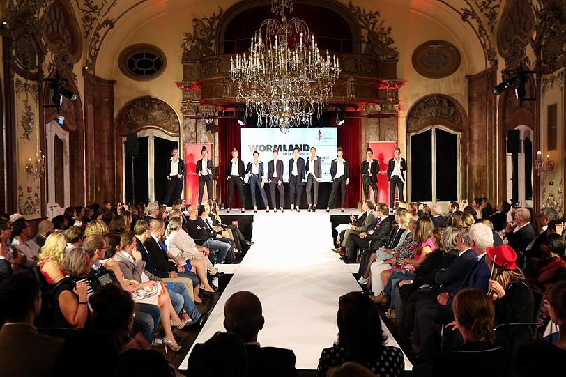 Der AZ-Modelcontest feiert Finale im Silbersaal des Deutschen Theaters. Am Ende war es Jeannie, die die Jury am meisten überzeugt hat. Die 23-Jährige ist die neue Schöne Münchnerin. Die Bilder des Galaabends zum Durchklicken.