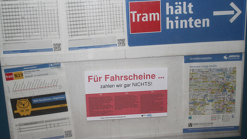 Die Verantwortlichen von "Fahr' scheinfrei" haben in der Nacht auf Donnerstag etliche Fahrkartenautomaten mit einem gefälschten "MVA"-Aushang überklebt, in dem über eine kostenlose Testphase des ÖPNV informiert wurde.