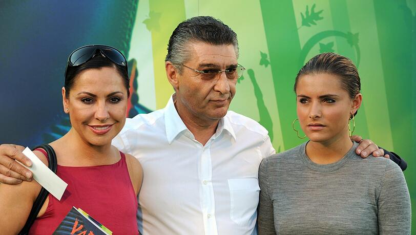 Simone Thomalla (li.) mit Tochter Sophia (re.) und Rudi Assauer im Juli 2008. Simone Thomalla (li.) mit Tochter Sophia (re.) und Rudi Assauer im Juli 2008.