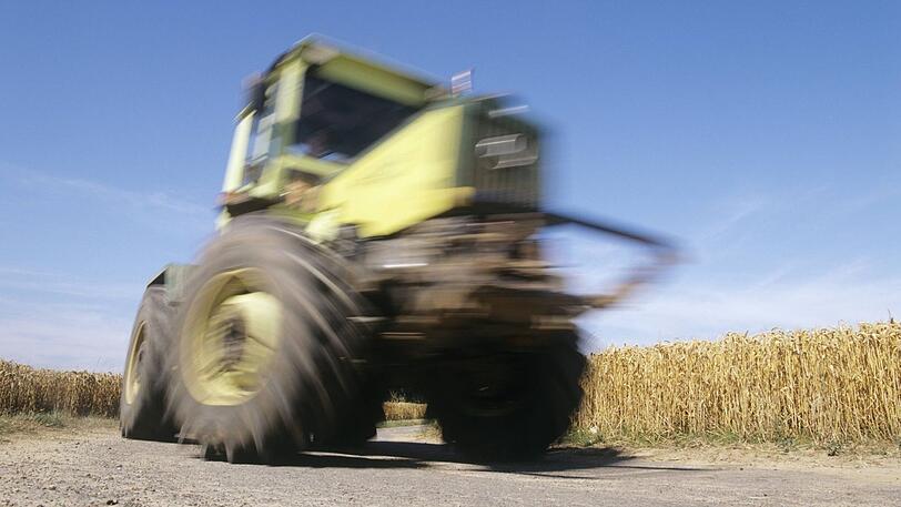Bei einem Unfall in Straubing wird einem Landwirt von einem Traktor ein Teil seines Beines abgetrennt. (Symbolbild)
