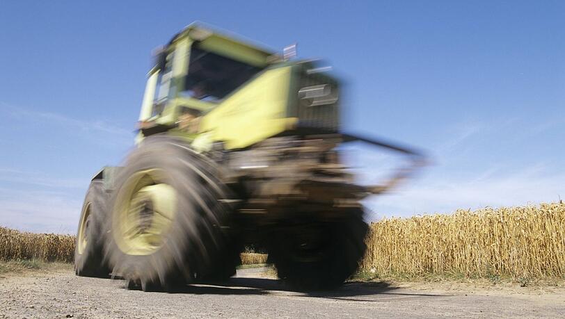 Bei einem Unfall in Straubing wird einem Landwirt von einem Traktor ein Teil seines Beines abgetrennt. (Symbolbild) Bei einem Unfall in Straubing wird einem Landwirt von einem Traktor ein Teil seines Beines abgetrennt. (Symbolbild)