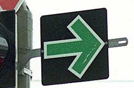 Ein junger Mann ist beim Rechtsabbiegen auf die falsche Spur gefahren und hat dort einen Unfall verursacht. (Symbolbild)