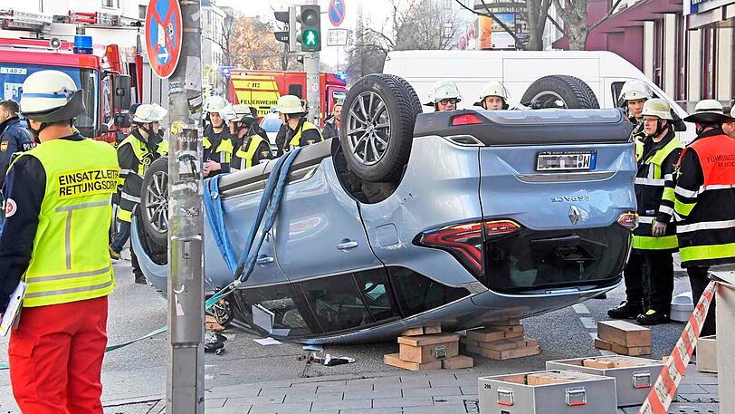 Schwerer Unfall im Bahnhofsviertel - ein Renault krachte in ein Einsatzfahrzeug der Johanniter. Die Bilder.