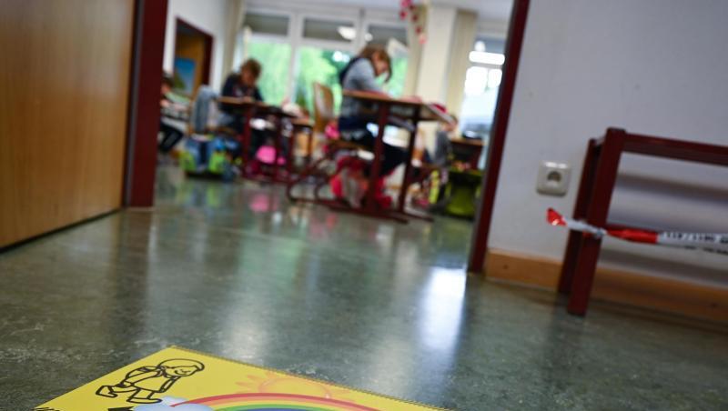 Ein Abstands-Hinweis klebt auf dem Fußboden einer Grundschule in Wiesbaden. Ein Abstands-Hinweis klebt auf dem Fußboden einer Grundschule in Wiesbaden.