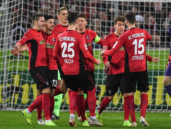 Die Freiburger Spieler feiern das 1:0 gegen Hannover.