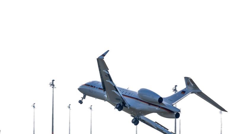Knapp an der Katastrophe vorbei: Der Jet der Regierungs-Flugbereitschaft beim Landeanflug auf den Flughafen Schönefeld. Knapp an der Katastrophe vorbei: Der Jet der Regierungs-Flugbereitschaft beim Landeanflug auf den Flughafen Schönefeld.