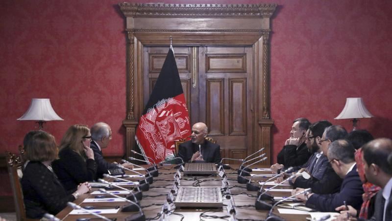 "Gäbe es den Krieg mit den Taliban nicht, wäre das Leben von Millionen Afghanen angenehm", sagte Ghani (M).