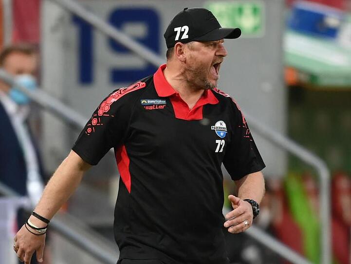 Steffen Baumgart, Trainer von Paderborn, gibt Anweisungen. Foto: Matthias Hangst/Getty Images Europe/Pool/dpa